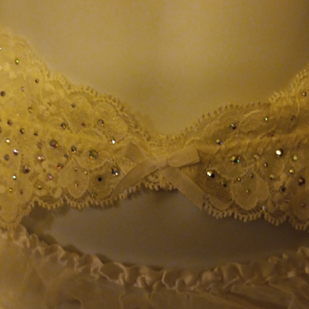 NWT VICTORIA SECRETS WHITE GARTER PANTY SET LARGE - Picture 2 of 8